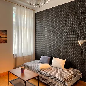 & Near Reumannplatz Appartement